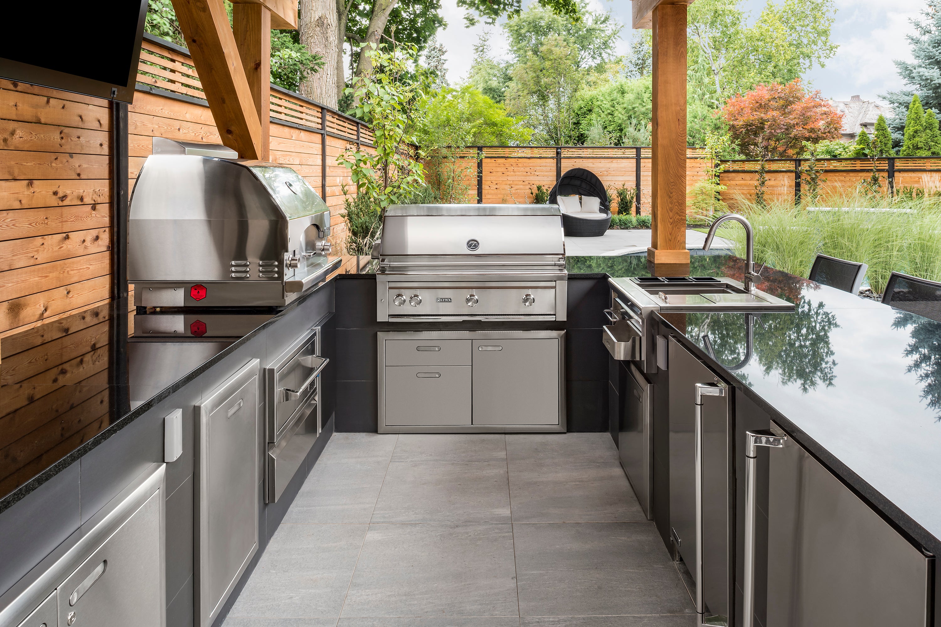 Outdoor Kitchens & Cooking